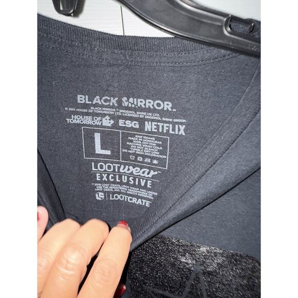 Black Mirror Size Large Men's Graphic T-Shirt Loot Crate Exclusive Netflix NEW - Picture 3 of 5